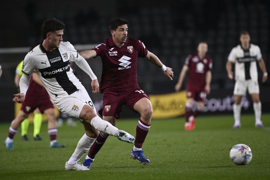 TURIN, ITALY - MARCH 13: Giovanni Simeone of Torino FC in action during the Serie A match between Torino FC and Parma Calcio 1913 at Stadio Olimpico Grande Torino on March 13, 2026 in Turin, Italy. (Photo by Stefano Guidi - Torino FC/Torino FC 1906 via Getty Images)