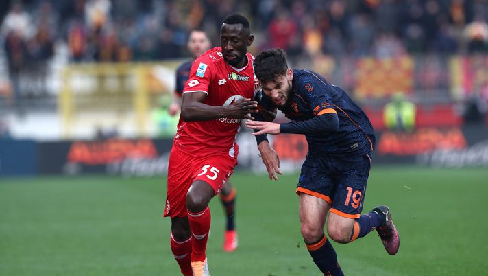 MONZA, ITALY - FEBRUARY 16: Silvere Ganvoula of Monza is put under pressure by Gaby Jean of US Lecce during the Serie A match between Monza and Lecce at U-Power Stadium on February 16, 2025 in Monza, Italy. (Photo by Marco Luzzani/Getty Images) Monza, Ganvoula: “Crediamo nella salvezza. Oggi sarà difficile ma non impossibile” - immagine 1