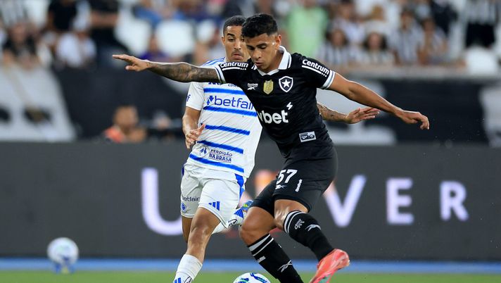 RIO DE JANEIRO, BRAZIL - AUGUST 03: Christan of Cruzeiro competes for the ball with David Ricardo of Botafogo during the match between Botafogo and Cruzeiro as part of Brasileirao 2025 at Estadio Olímpico Nilton Santos on August 03, 2025 in Rio de Janeiro, Brazil. (Photo by Buda Mendes/Getty Images) Occhi in Brasile per la difesa: la Fiorentina tra le pretendenti per un 2002 - immagine 1
