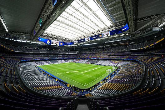 Il Bernabéu cambia pelle: il tempio del calcio diventa campo da tennis- immagine 2
