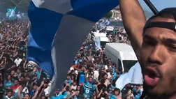 Juan Jesus scatenato sul bus scoperto, canta “Vesuvio erutta” insieme ai tifosi