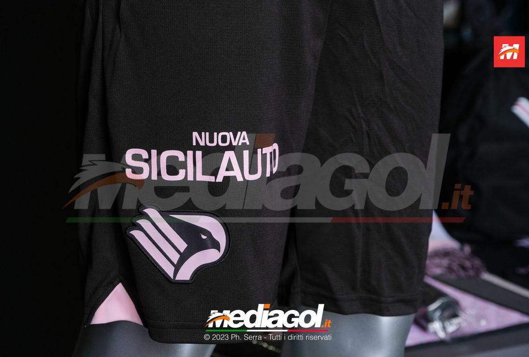 FOTO Palermo, al via la vendita dell’Home Kit Puma 2023/2024 (Gallery) - immagine 8