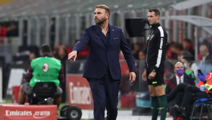 MILAN, ITALY - SEPTEMBER 22: Venezia FC coach Paolo Zanetti issues instructions to his players during the Serie A match between AC Milan and Venezia FC at Stadio Giuseppe Meazza on September 22, 2021 in Milan, Italy. (Photo by Marco Luzzani/Getty Images) Zanetti: “Dobbiamo avere più coraggio. Torino? Sarà una bella emozione…”- immagine 2