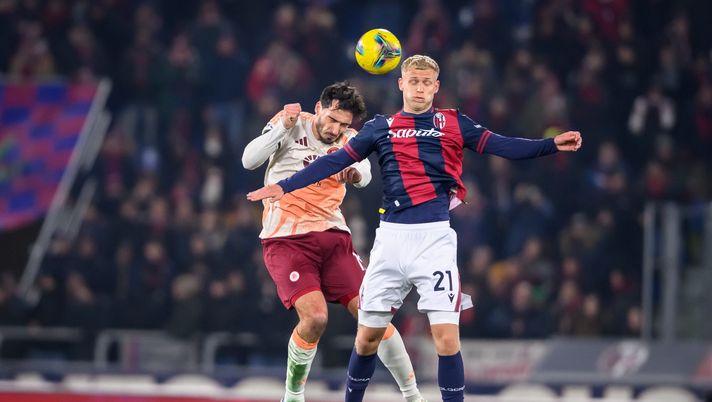 BOLOGNA, ITALY - JANUARY 12: Mats Hummels of AS Roma competes for the ball during the Serie A match between Bologna and AS Roma at Stadio Renato Dall'Ara on January 12, 2025 in Bologna, Italy. (Photo by Fabio Rossi/AS Roma via Getty Images) Roma-Bologna: precedenti, analisi tattica e probabili formazioni- immagine 1