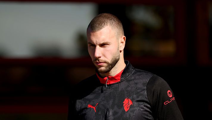 CAIRATE, ITALY - OCTOBER 26: Strahinja Pavlovic of AC Milan looks on during an AC Milan Training Session at Milanello on October 26, 2025 in Cairate, Italy. (Photo by Giuseppe Cottini/AC Milan via Getty Images)  Sbarramento Pavlovic: Milan, il calendario detta il ritmo