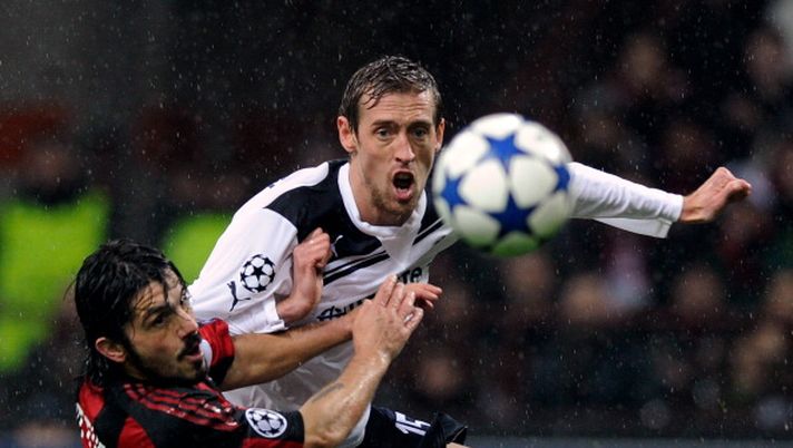 MILAN, ITALY - FEBRUARY 15: Gennaro Gattuso of AC Milan and Peter Crouch of Tottenham Hotspur compete for the ball during the UEFA Champions League round of 16 first leg match between AC Milan and Tottenham Hotspur at Stadio Giuseppe Meazza on February 15, 2011 in Milan, Italy. (Photo by Claudio Villa/Getty Images) Quei gol contro il Milan, oggi Peter Crouch è ultimo al Fanta: e fa la mascotte… - immagine 1