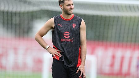 CAIRATE, ITALY - AUGUST 19: Santiago Gimenez of AC Milan in action during AC Milan training session at Milanello on August 19, 2025 in Cairate, Italy. (Photo by Claudio Villa/AC Milan via Getty Images) Cremonese
