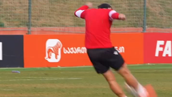 Kvara scalda il piede in allenamento con la Georgia poi scherza con il portiere