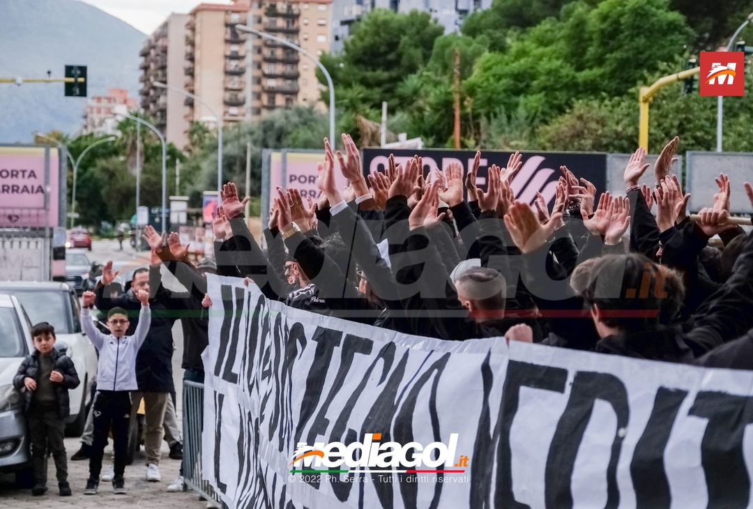 FOTO Palermo: la squadra verso Benevento. Cori e striscioni al “Barbera” (La Gallery) - immagine 24