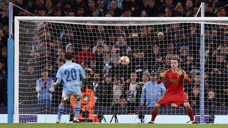 MANCHESTER, ENGLAND - APRIL 17: Andriy Lunin of Real Madrid saves the second penalty from Bernardo Silva of Manchester City in the penalty shoot out during the UEFA Champions League quarter-final second leg match between Manchester City and Real Madrid CF at Etihad Stadium on April 17, 2024 in Manchester, England. (Photo by Naomi Baker/Getty Images)