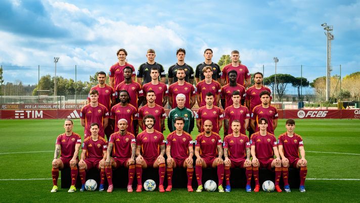 Roma, nuova foto di squadra dopo il mercato. Sui social arriva il backstage – VIDEO Roma, nuova foto di squadra dopo il mercato. Sui social arriva il backstage – VIDEO - immagine 1
