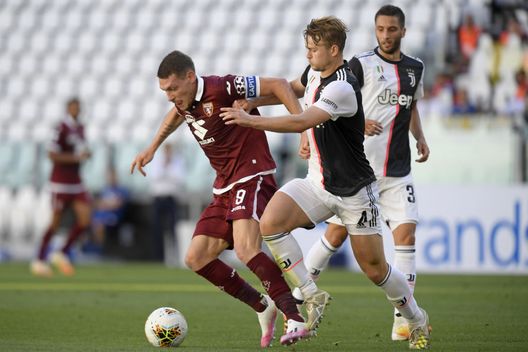 TURIN, ITALY - JULY 04: Matthijs de Ligt of Juventus is challenged by Andrea Belotti of Torino FC during the Serie A match between Juventus and Torino FC at Allianz Stadium on July 04, 2020 in Turin, Italy. (Photo by Filippo Alfero - Juventus FC/Juventus FC via Getty Images)
