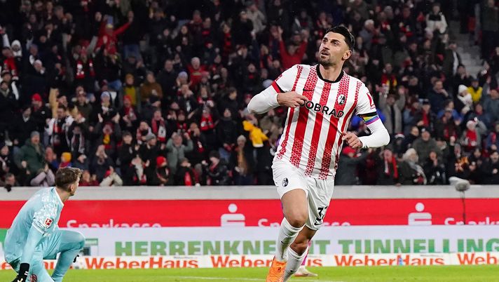 FREIBURG IM BREISGAU, GERMANY - NOVEMBER 30: Vincenzo Grifo of SC Freiburg celebrates scoring his team's second goal during the Bundesliga match between SC Freiburg and 1. FSV Mainz 05 at Europa-Park Stadion on November 30, 2025 in Freiburg im Breisgau, Germany. (Photo by Daniela Porcelli/Getty Images) Il weekend dei calciatori italiani all’estero: Grifo e Sensi ancora in gol, errore decisivo di Vicario- immagine 2