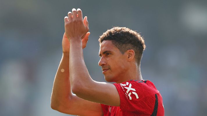 BRIGHTON, ENGLAND - MAY 19: Raphael Varane of Manchester United applauds the fans after the team's victory in the Premier League match between Brighton & Hove Albion and Manchester United at American Express Community Stadium on May 19, 2024 in Brighton, England. (Photo by Michael Steele/Getty Images) Varane, esordio da incubo con il Como: è durato appena 19 minuti - immagine 1