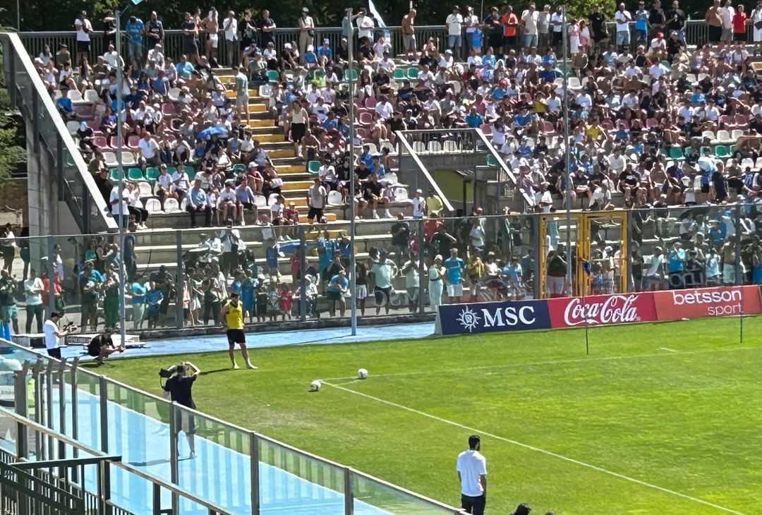 Gli azzurri provano punizioni e calci d'angolo