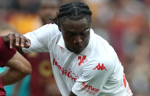 ROME, ITALY - MAY 04: Moise Kean of Fiorentina is challenged by Zeki Celik of AS Roma during the Serie A match between AS Roma and Fiorentina at Stadio Olimpico on May 04, 2025 in Rome, Italy. (Photo by Paolo Bruno/Getty Images) Kean