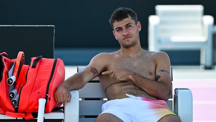 Flavio Cobolli e l’amore per la Roma: tatuata la maglia di Bove con il 52 Flavio Cobolli e l’amore per la Roma: tatuata la maglia di Bove con il 52 - immagine 1