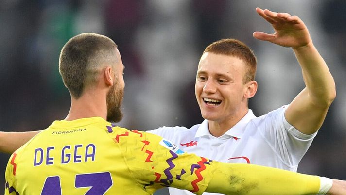 TURIN, ITALY - NOVEMBER 03: David De Gea and Pietro Comuzzo of Fiorentina celebrate victory after the Serie A match between Torino and Fiorentina at Stadio Olimpico di Torino on November 03, 2024 in Turin, Italy. (Photo by Valerio Pennicino/Getty Images) Comuzzo difesa Fiorentina
