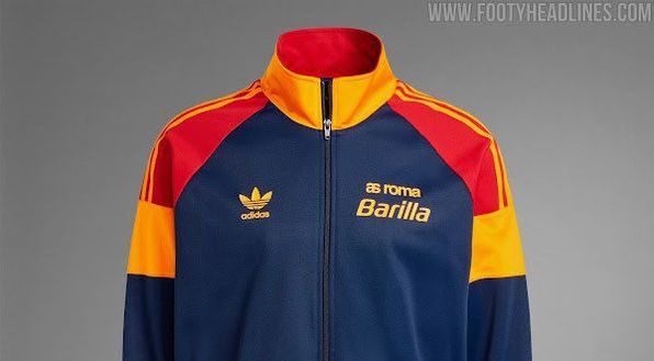 Roma, in arrivo il remake della prima maglia di Totti: ecco quando sarà in vendita- immagine 2