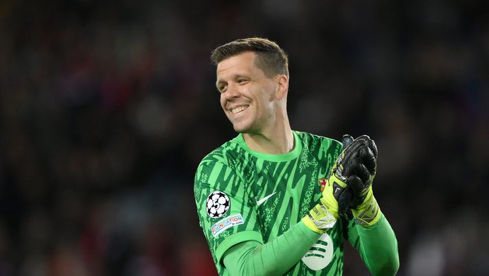 BARCELONA, SPAIN - MARCH 11: Wojciech Szczesny of FC Barcelona acknowledges the fans after the UEFA Champions League 2024/25 UEFA Champions League 2024/25 Round of 16 Second Leg match between FC Barcelona and SL Benfica at Estadi Olímpic Lluís Companys on March 11, 2025 in Barcelona, Spain. (Photo by David Ramos/Getty Images) Barcellona, Szczesny: “Mi hanno offerto il rinnovo, devo ancora decidere” - immagine 1