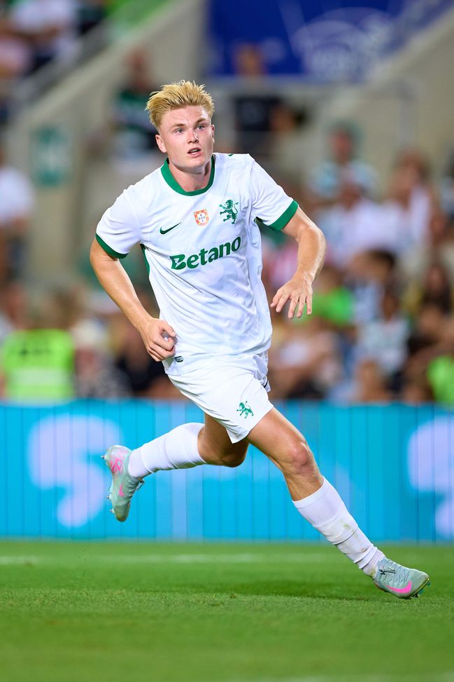 FARO, PORTOGALLO - 21 LUGLIO: Conrad Harder dello Sporting CP osserva durante la partita amichevole di pre-stagione tra Sunderland e Sporting CP allo Stadio Algarve il 21 luglio 2025 a Faro, Portogallo. (Foto di Fran Santiago/Getty Images) Harder, ESCLUSIVA Santos: “Talento grezzo, non è pronto per il Milan. Mi ricorda Piatek”- immagine 2