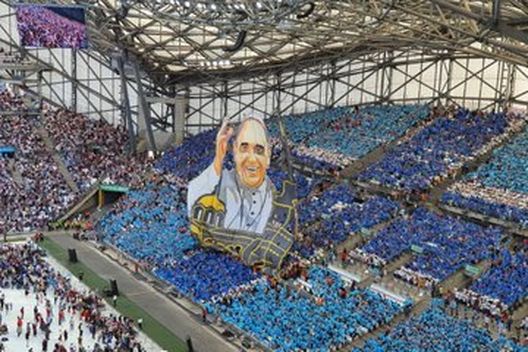 Un tributo speciale: il Marsiglia omaggia il Papa con una coreografia da brividi- immagine 2