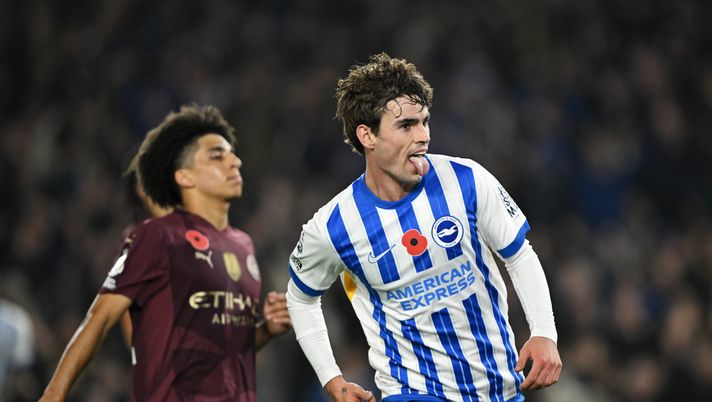 BRIGHTON, ENGLAND - NOVEMBER 09: Matt O'Riley of Brighton & Hove Albion celebrates scoring his team's second goal during the Premier League match between Brighton & Hove Albion FC and Manchester City FC at Amex Stadium on November 09, 2024 in Brighton, England. (Photo by Mike Hewitt/Getty Images) O’Riley: chi è il ‘ragazzo di campagna’ che piace a Gasp. E lui attacca il Brighton - immagine 1