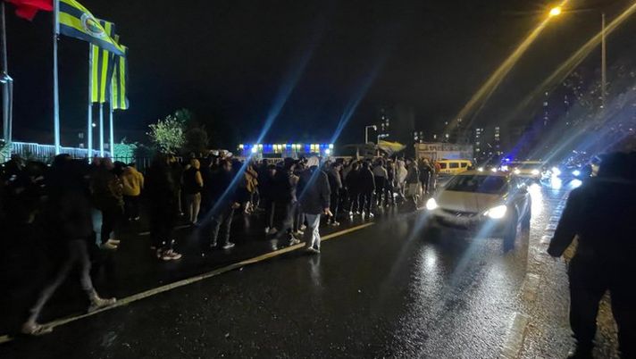 I tifosi del Fenerbahçe fanno festa alla squadra dopo la vittoria nel derby - immagine 1