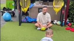 Ha solo due anni, ma è un calciatore nato: che precisione nei tiri!