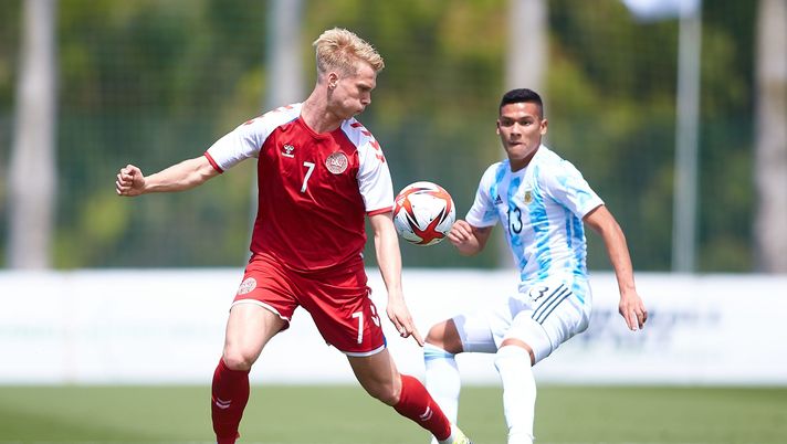 MARBELLA, SPAIN - JUNE 08: Magnus Warming of Denmark U21 competes for the ball with Marcelo Herrera of Argentina U23 during a Friendly International Match between Denmark and Argentina on June 08, 2021 in Marbella, Spain. (Photo by Fran Santiago/Getty Images) Calciomercato Torino, il punto: Warming è il colpo a sorpresa- immagine 2