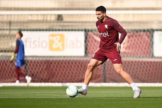 Torino, Italia - 15 ottobre 2025: Giovanni Simeone durante un allenamento col Torino. (Photo by Stefano Guidi - Torino FC/Torino FC 1906 via Getty Images) Torino-Napoli, dove vedere il match in diretta televisiva e streaming LIVE- immagine 2