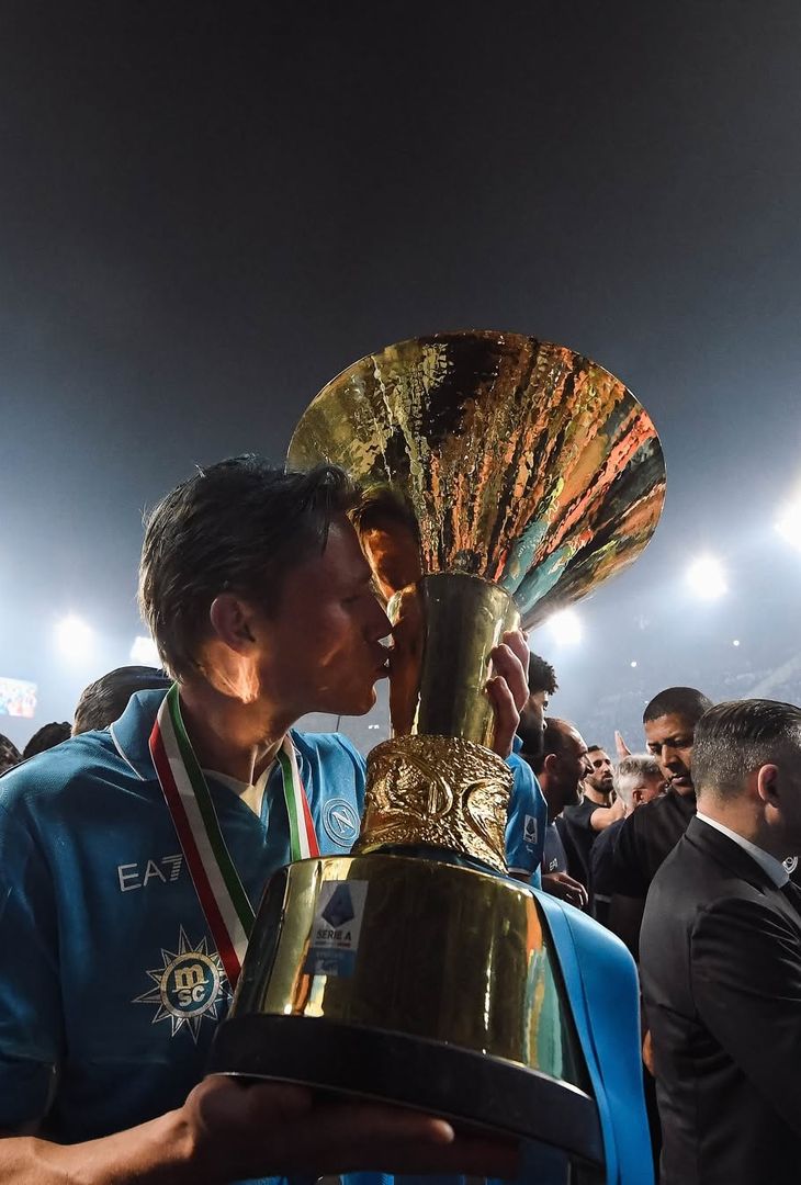 GALLERY Napoli campione d’Italia, la squadra si ‘gode’ la Coppa con i tifosi - immagine 4