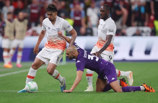 PRAGUE, CZECH REPUBLIC - JUNE 07: Sofyan Amrabat of ACF Fiorentina battles for possession with Lucas Paqueta of West Ham United during the UEFA Europa Conference League 2022/23 final match between ACF Fiorentina and West Ham United FC at Eden Arena on June 07, 2023 in Prague, Czech Republic. (Photo by Alex Grimm/Getty Images) Ferrara: “Amrabat attaccato al telefono. Tutti lo vogliono, nessuno lo piglia”- immagine 2