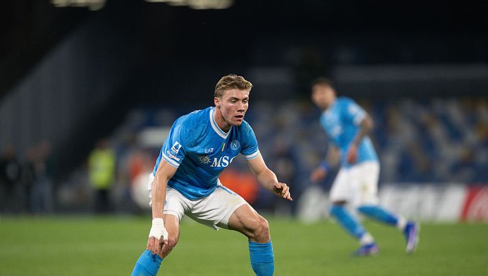 NAPLES, ITALY - MARCH 14: Rasmus Hojlund in action during the Serie A match between SSC Napoli and US Lecce at Stadio Diego Armando Maradona on March 14, 2026 in Naples, Italy.(Photo by SSC NAPOLI/SSC NAPOLI via Getty Images) Napoli-Milan, Hojlund non scenderà in campo stasera: il motivo - immagine 1