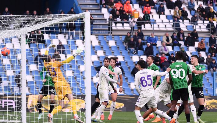 SASSUOLO, ITALY - DECEMBER 06: Tarik Muharemovic of US Sassuolo Calcio scores his team's second goal during the Serie A match between US Sassuolo Calcio and ACF Fiorentina at Mapei Stadium Citta del Tricolore on December 06, 2025 in Sassuolo, Italy. (Photo by Alessandro Sabattini/Getty Images) Fiorentina a secco: solo una squadra nei top 5 campionati peggiore dei viola - immagine 1