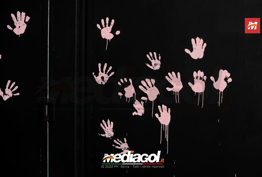 FOTO Palermo, le impronte rosa sul murales del ‘Renzo Barbera’ (Gallery) - immagine 24