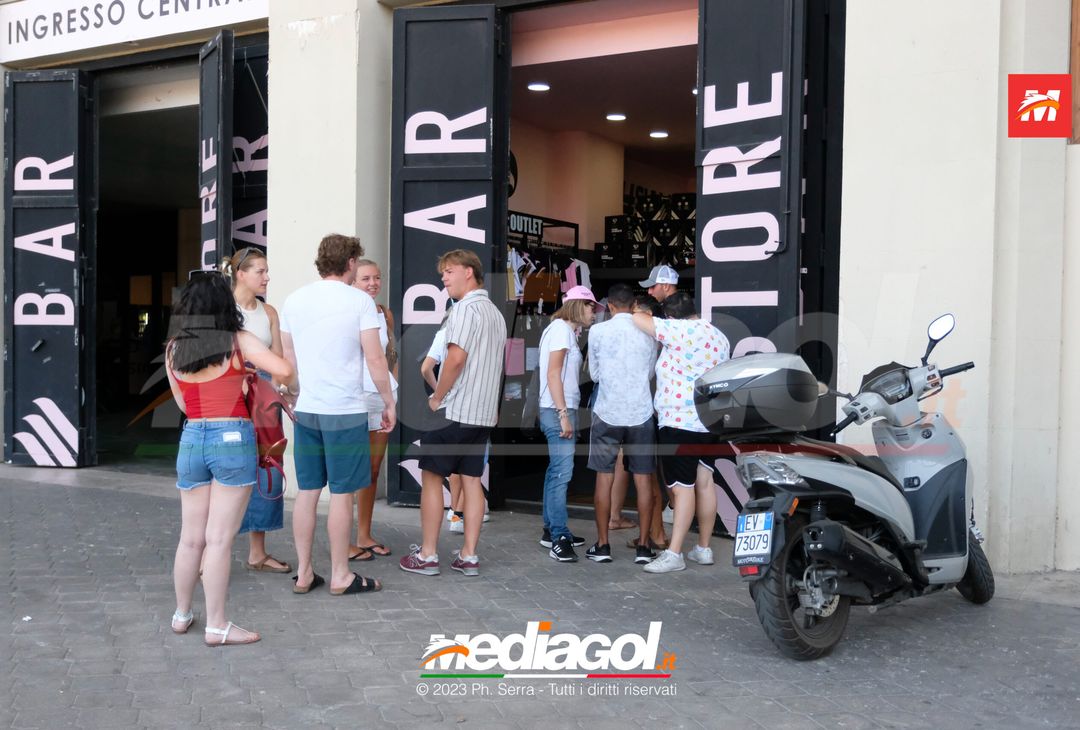 FOTO Palermo, inizia la vendita della seconda e terza maglia Puma 2023/2024 (Gallery) - immagine 23