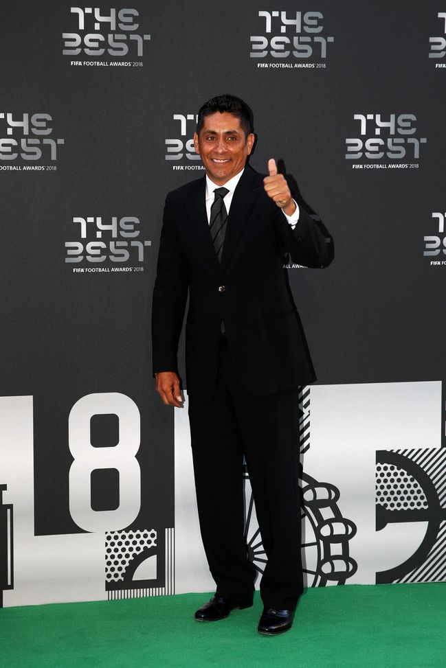 LONDRA, INGHILTERRA - 24 SETTEMBRE: L'ex portiere del Messico Jorge Campos arriva sul Green Carpet prima dei The Best FIFA Football Awards alla Royal Festival Hall il 24 settembre 2018 a Londra, in Inghilterra. (Foto di Julian Finney/Getty Images) Sorpresa Jorge Campos, il 58enne ex portiere messicano si rimette guanti e scarpini- immagine 2