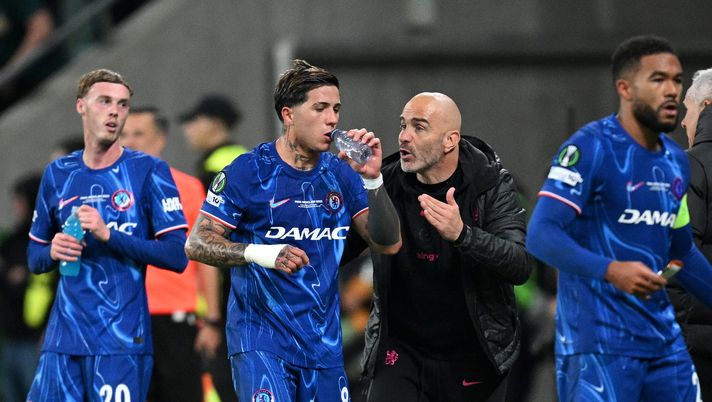 WROCLAW, POLAND - MAY 28: Enzo Maresca, Manager of Chelsea, speaks to Enzo Fernandez of Chelsea after team mate Nicolas Jackson (not pictured) scores his team's second goal during the UEFA Conference League Final 2025 between Real Betis Balompie and Chelsea FC at Stadion Wroclaw on May 28, 2025 in Wroclaw, Poland. (Photo by Stuart Franklin/Getty Images) Conference League, Betis-Chelsea 1-4: i blues si aggiudicano il trofeo in rimonta - immagine 1