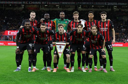 MILAN, ITALY - OCTOBER 24:  Players of AC Milan line up prior to the Serie A match between AC Milan and Pisa SC at Giuseppe Meazza Stadium on October 24, 2025 in Milan, Italy. (Photo by Claudio Villa/AC Milan via Getty Images)  atalanta-milan-juric-allegri-precedenti-statistiche-curiosita-dati-opta-lookman-leao