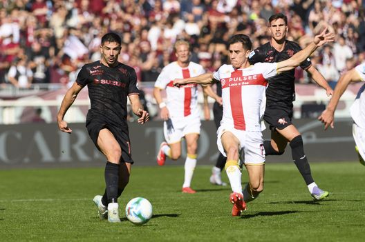 TURIN, ITALY - OCTOBER 26: Giovanni Simeone of Torino FC in action during the Serie A match between Torino FC and Genoa CFC at Stadio Olimpico di Torino on October 26, 2025 in Turin, Italy. (Photo by Stefano Guidi - Torino FC/Torino FC 1906 via Getty Images) Torino-Genoa 2-1, la moviola: Bonacina promosso tra quattro gialli- immagine 2