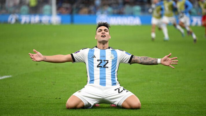 LUSAIL CITY, QATAR - DECEMBER 09: Lautaro Martinez of Argentina celebrates after scoring the teams winning penalty during the FIFA World Cup Qatar 2022 quarter final match between Netherlands and Argentina at Lusail Stadium on December 09, 2022 in Lusail City, Qatar. (Photo by Matthias Hangst/Getty Images) Lautaro: “Dopo il Qatar ero in debito, me ne sono liberato. Felice per il gol e la coppa” - immagine 1
