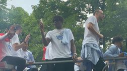 VIDEO / Inter, giocatori festeggiano con la folla: e Bisseck fuma un sigaro