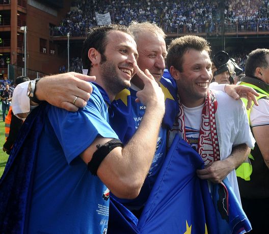 Cassano e Pazzini con mister Del Neri festeggiano la qualificazione ai preliminari di Champions League della Sampdoria, 2010. (Foto di Massimo Cebrelli/Getty Images) Sampdoria, una “grande” decaduta: dallo scudetto all’oblio- immagine 3