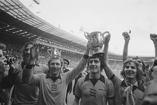 Londra, Inghilterra - 2 marzo 1974: Giocatori del Wolverhampton col trofeo della Coppa di Lega inglese. (Foto di Blackbrow/Daily Express/Archivio Hulton/Getty Images) 1974, quando i Wolves vinsero la Coppa di Lega contro il Manchester City- immagine 3
