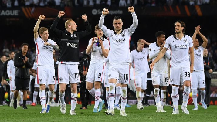 BARCELONA, SPAIN - APRIL 14: Filip Kostic and team mates of Eintracht Frankfurt celebrate following their sides victory after the UEFA Europa League Quarter Final Leg Two match between FC Barcelona and Eintracht Frankfurt at Camp Nou on April 14, 2022 in Barcelona, Spain. (Photo by David Ramos/Getty Images) Torino-Eintracht: chi sono i tedeschi che hanno vinto l’Europa League - immagine 1