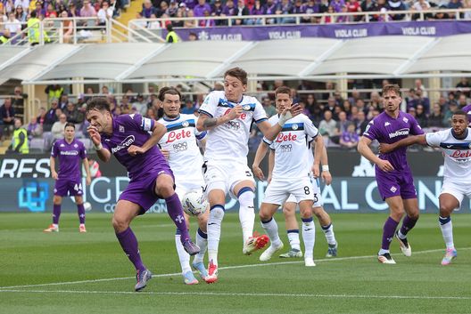 FLORENCE, ITALY - MARCH 30: Luca Ranieri of ACF Fiorentina in action against Mateo Retegui of Atalanta BC during the Serie A match between Fiorentina and Atalanta at Stadio Artemio Franchi on March 30, 2025 in Florence, Italy. (Photo by Gabriele Maltinti/Getty Images) Incredibile Fiorentina, non fa tirare in porta l’Atalanta. E Retegui perde la testa- immagine 2