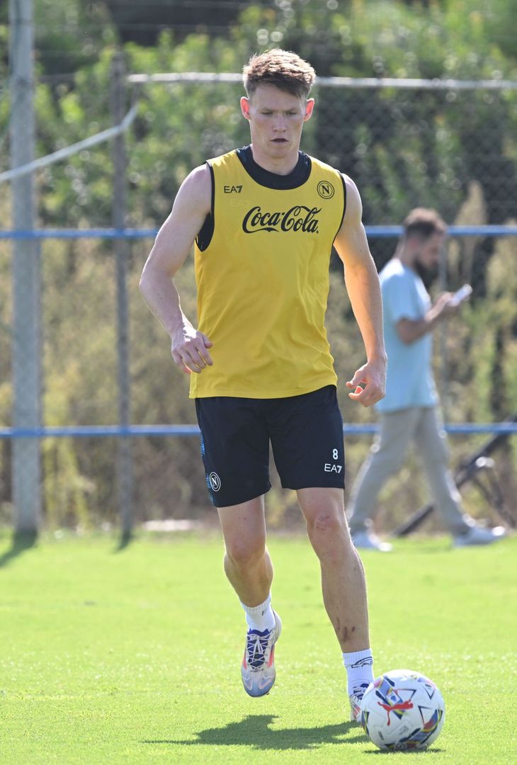 GALLERY I primi allenamenti in azzurro di Gilmour e McTominay - immagine 14