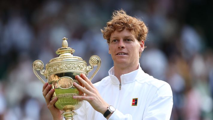 LONDON, ENGLAND - JULY 13: Jannik Sinner of Italy poses with the Gentlemen’s Singles Trophy following his victory against Carlos Alcaraz of Spain during the Gentlemen’s Singles Final on day fourteen of The Championships Wimbledon 2025 at All England Lawn Tennis and Croquet Club on July 13, 2025 in London, England. (Photo by Julian Finney/Getty Images) Sinner trionfa a Wimbledon battendo Alcaraz. La Roma si congratula con il tennista - immagine 1
