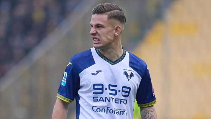 PARMA, ITALY - DECEMBER 15: Tomas Suslov of Hellas Verona FC l during the Serie A match between Parma and Verona at Stadio Ennio Tardini on December 15, 2024 in Parma, Italy. (Photo by Emmanuele Ciancaglini/Getty Images) Verona, le ultimissime sulla formazione: da Suslov e Mosquera a Lazovic e Serdar - immagine 1
